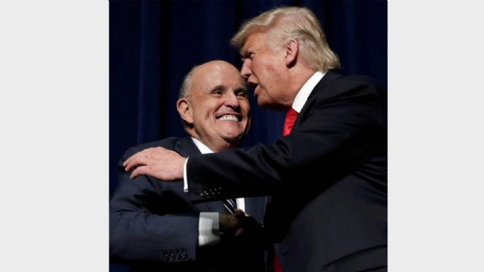 El abogado personal de Trump, Rudy Giuliani, abandona el hospital tras ser ingresado con covid-19