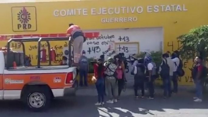 Normalistas de Ayotzinapa vandalizan sede del PRD en Chilpancingo