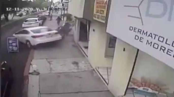 Automovilista libra robo y embiste de reversa a los asaltantes (Videos)