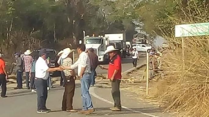 Con bloqueo carretero exigen a Segalmex un mejor trato y atención a productores de maíz en Chiapas