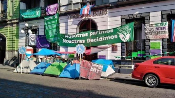 Feministas liberan Congreso de Puebla tras firmar acuerdos con diputados