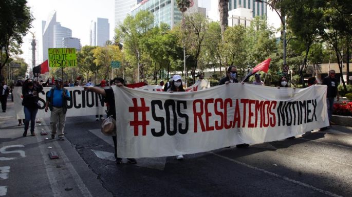 Marchan huelguistas de Notimex por "rescate" de la agencia