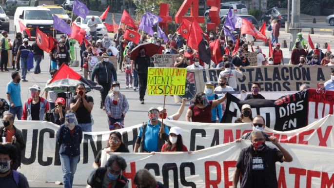 Marchan huelguistas de Notimex por "rescate" de la agencia