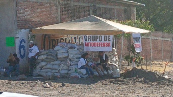 Presuntas "autodefensas" retienen a siete militares en Michoacán