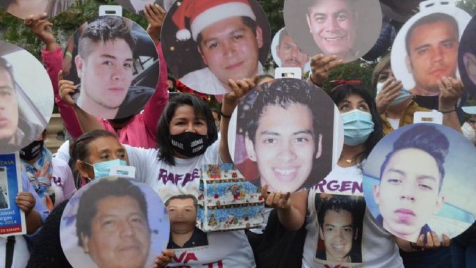 Colocan árbol de Navidad con rostros de hijos desaparecidos en Veracruz