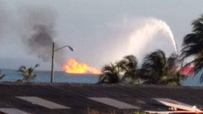 Ducto de Pemex se incendia frente a terminal de Dos Bocas (Videos)