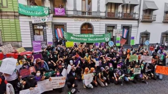 Feministas mantienen protesta en el Congreso de Puebla y acusan simulación de diálogo