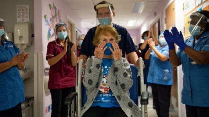 Una mujer de 90 años de Reino Unido, la primera en el mundo en recibir la vacuna de Pfizer
