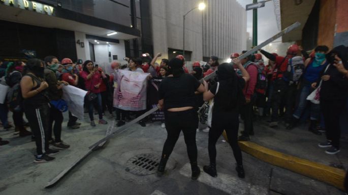 Mujeres protestan en La Prensa por la publicación de imágenes del cadáver de Ingrid (Videos)