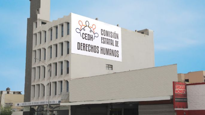 CEDHNL entrega resolución audio-grabada a débil visual torturado por policías