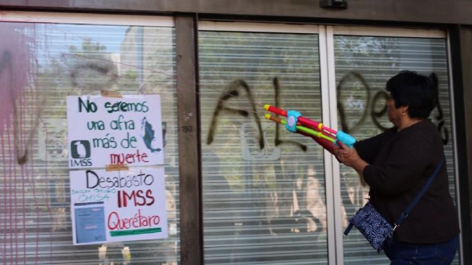 Pacientes con VIH vandalizan sede del IMSS por desabasto de antirretrovirales