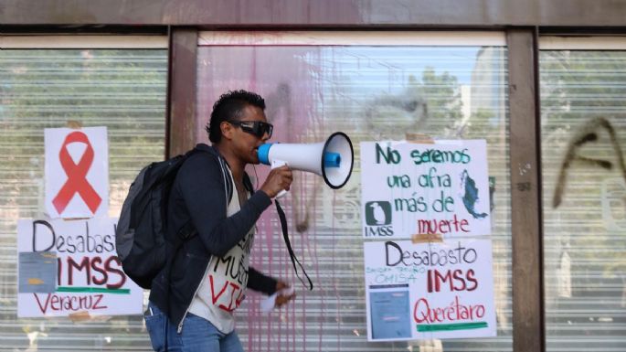 Pacientes con VIH vandalizan sede del IMSS por desabasto de antirretrovirales