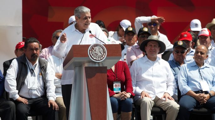 Rodeado de priistas, AMLO conmemora los 84 años de la CTM