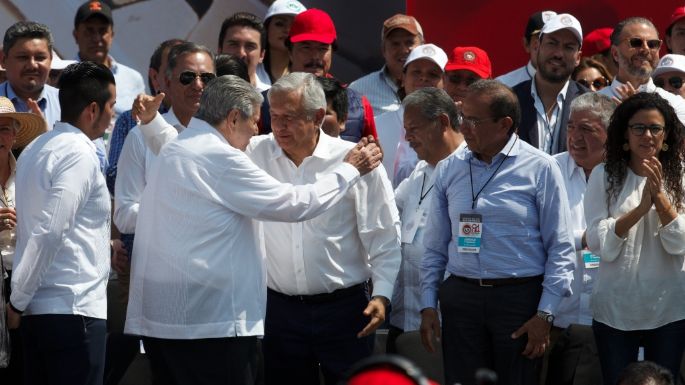 Rodeado de priistas, AMLO conmemora los 84 años de la CTM