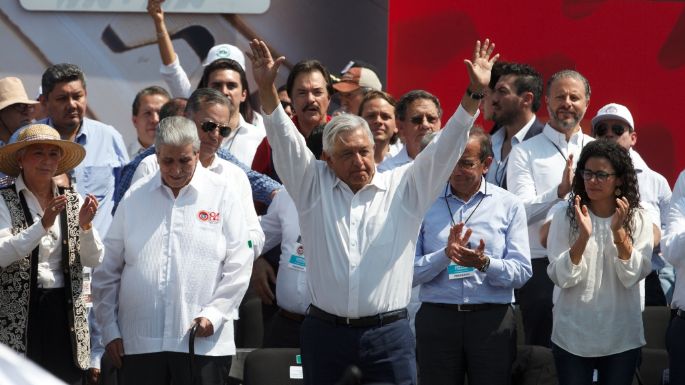 Rodeado de priistas, AMLO conmemora los 84 años de la CTM