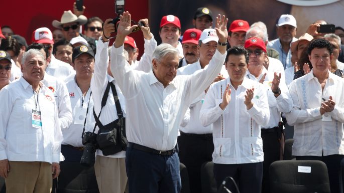 Rodeado de priistas, AMLO conmemora los 84 años de la CTM