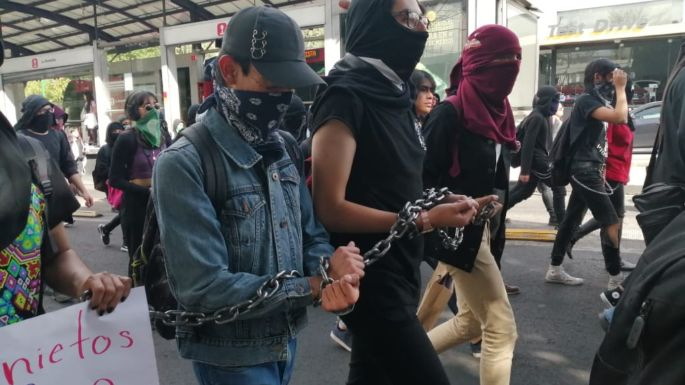 Alumnos de prepa de la UNAM vandalizan Rectoría y convocan a huelga (Video)