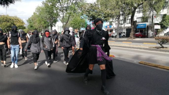 Alumnos de prepa de la UNAM vandalizan Rectoría y convocan a huelga (Video)