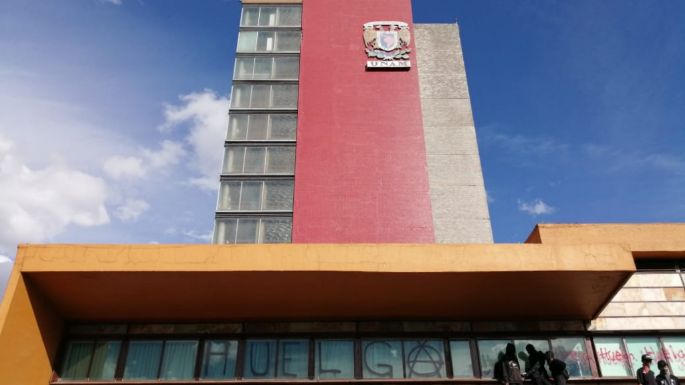 Alumnos de prepa de la UNAM vandalizan Rectoría y convocan a huelga (Video)