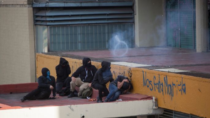 Alumnos de prepa de la UNAM vandalizan Rectoría y convocan a huelga (Video)