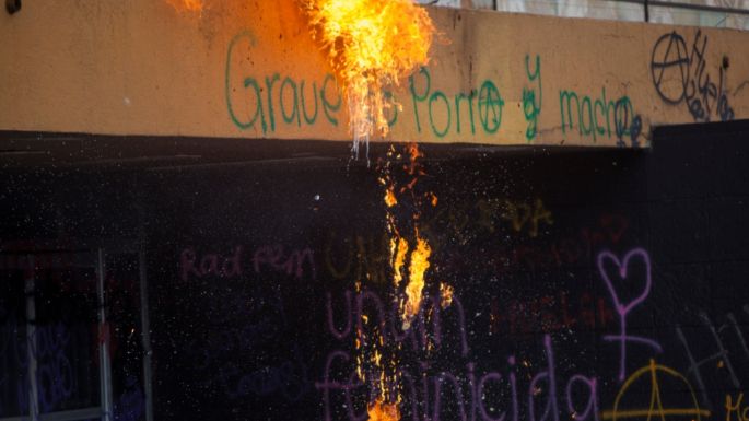 Alumnos de prepa de la UNAM vandalizan Rectoría y convocan a huelga (Video)