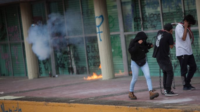 Alumnos de prepa de la UNAM vandalizan Rectoría y convocan a huelga (Video)