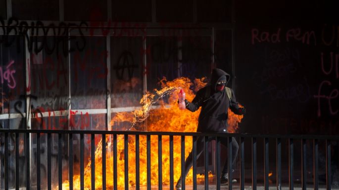 Alumnos de prepa de la UNAM vandalizan Rectoría y convocan a huelga (Video)