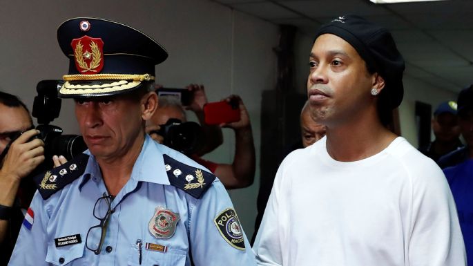 Siete equipos de prisioneros se disputan a Ronaldinho