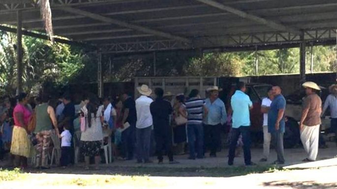 Personal de Gobernación se reúne con desplazados de Zirándaro, Guerrero