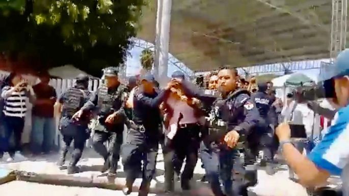 Detienen a presunto maestro acosador tras protesta de bachilleres en Oaxaca (Videos)