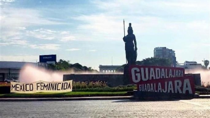 Tiñen de rojo la Minerva y la Diana Cazadora en protesta por feminicidios