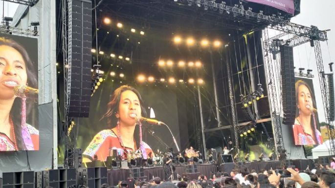 'Si tocan a una respondemos todas”:  Mon Laferte, Ana Tijoux y Sara Curruchich en el zócalo