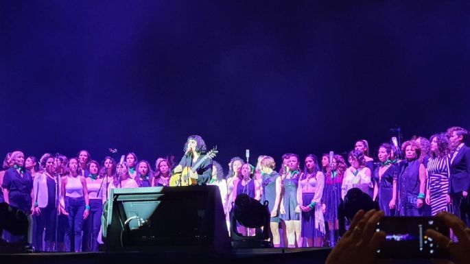 'Si tocan a una respondemos todas”:  Mon Laferte, Ana Tijoux y Sara Curruchich en el zócalo