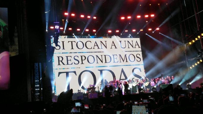 'Si tocan a una respondemos todas”:  Mon Laferte, Ana Tijoux y Sara Curruchich en el zócalo