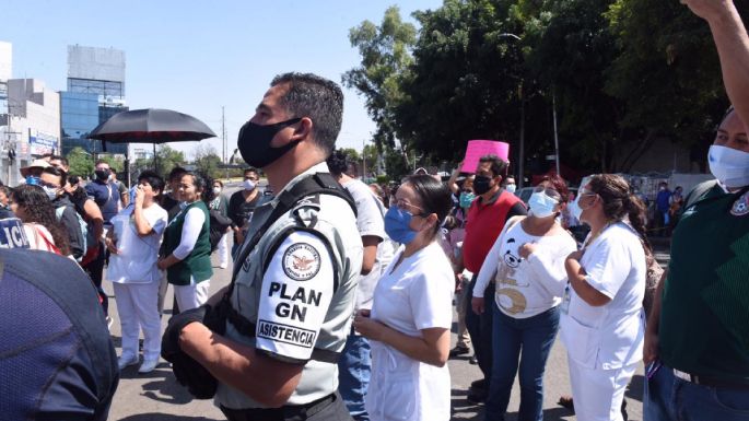 Bloquean Calzada Vallejo por falta de insumos en el Hospital La Raza