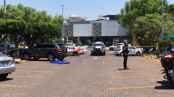 Matan a dos en Zapopan: uno dentro de un Mini Cooper y otro en una plaza comercial