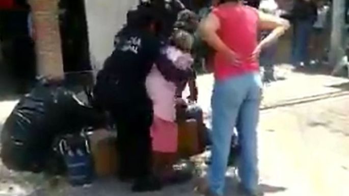 Policías forcejean con anciana que no usaba cubrebocas en Querétaro (Video)