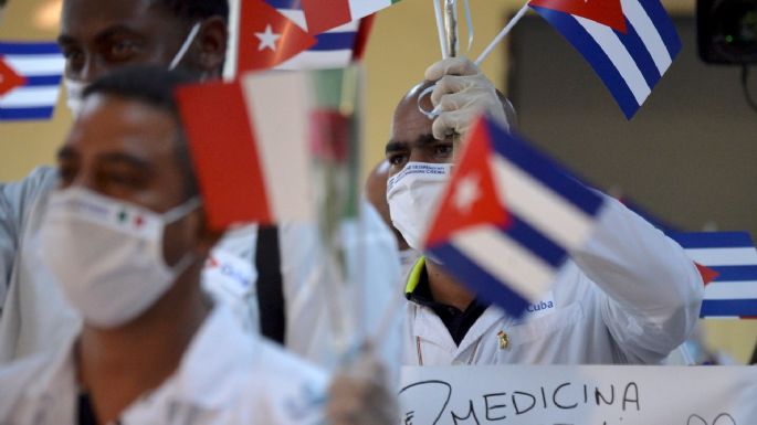 Polémico trato por los médicos cubanos: pago en euros y seguridad laboral