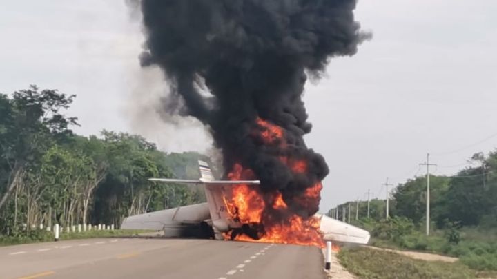 Una avioneta aterriza y se incendia sobre carretera en QR; podría estar relacionada al crimen