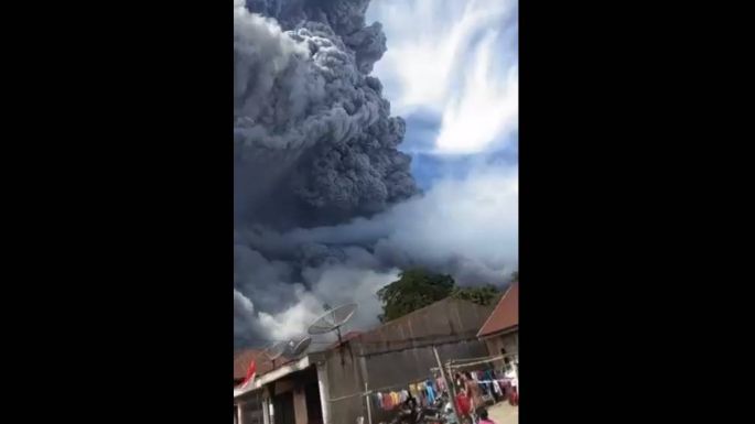 Indonesia: volcán Sinabung registra erupción y lanza columna de ceniza de 5 km (Videos)