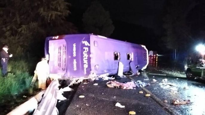 Vuelca autobús de pasajeros en la México-Toluca; hay 13 muertos