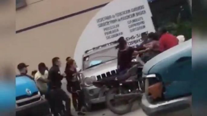 Agentes intentan detener a hermana de Abarca, pero familiares lo impiden a golpes