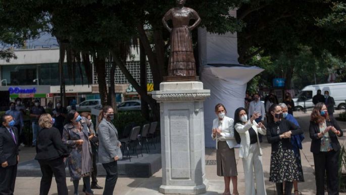Develan escultura de Leona Vicario en Reforma; cuestiona González Gortázar esa medida