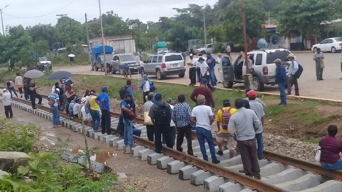 Bloquean obras del Corredor Interoceánico y exigen a AMLO cumplir lema 'primero los pobres”