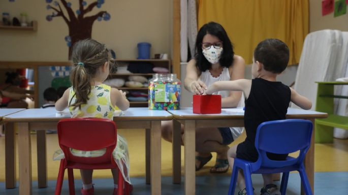 OMS recomienda a Europa facilitar clases 'on line' y garantizar uso de mascarillas en colegios