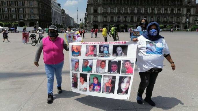 Familiares de desaparecidos realizan caminata en el Zócalo... y advierten que lo harán cada mes