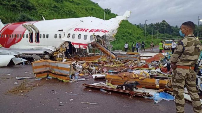 Apuntan al mal clima la causa del avionazo en India que dejó al menos 18 muertos