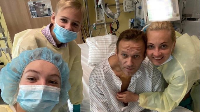 Navalny publica una foto desde el hospital y asegura que ya puede respirar sin ventilación mecánica
