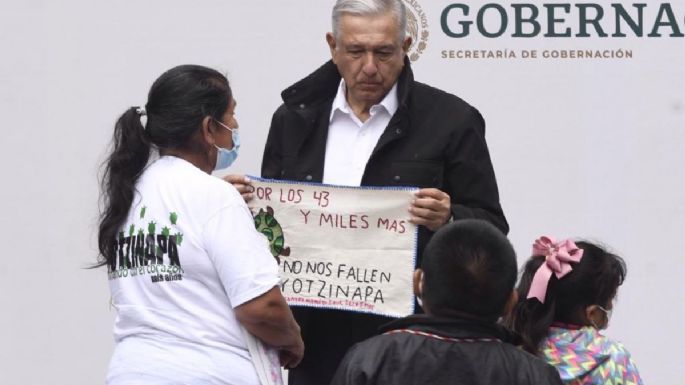AMLO se disculpa a nombre del Estado con padres de los normalistas de Ayotzinapa