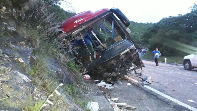 Chiapas: Autobús de pasajeros se queda sin frenos y vuelca; hay 13 muertos